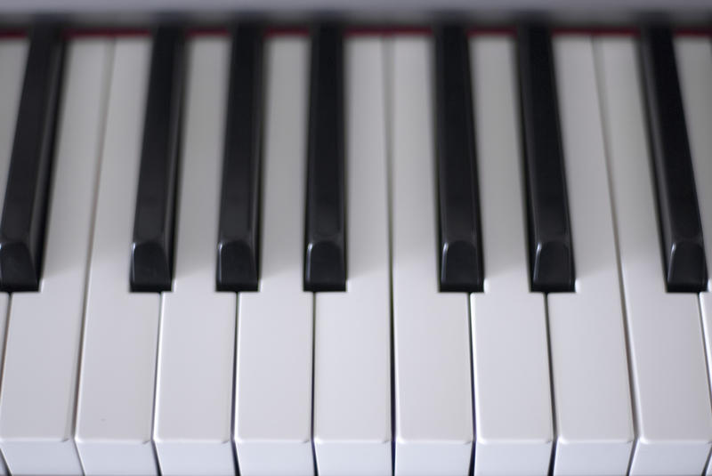 close up on the keys on a paino keyboard