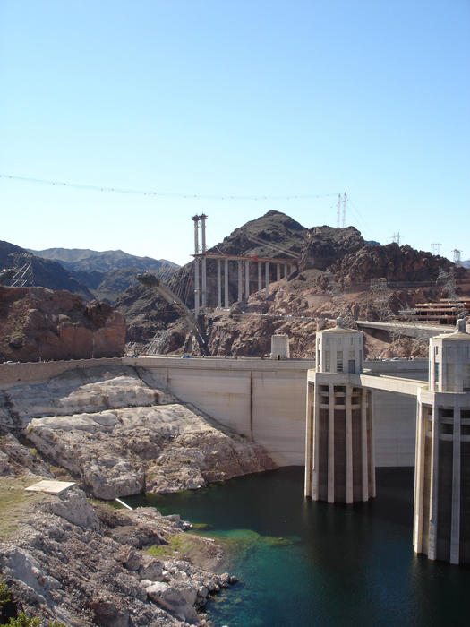 a picture of the hoover dam bridge during building works
