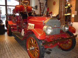 6506   Vintage red firetruck