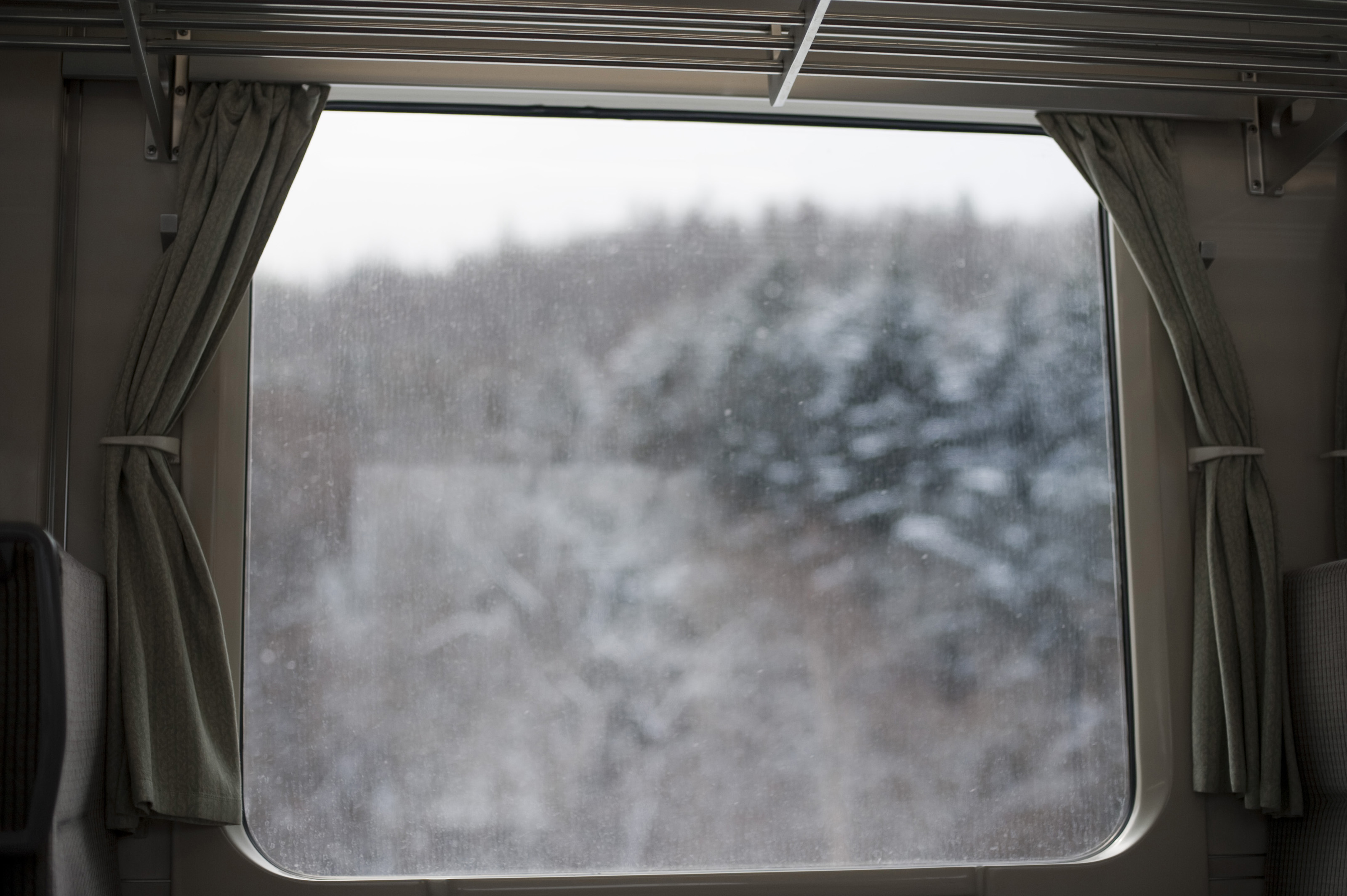 Как открыть окно в автобусе. Окно поезда. Окно вагона. Окно вагона поезда. Вид из окна поезда.