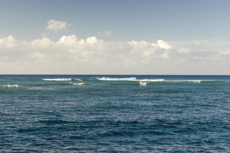 waves breaking off the hawaiian coast at waikiki