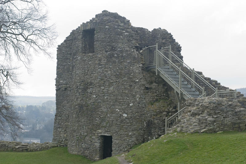 Ruined tower at Kendal Castle, Kendal, Cumbira which is a 12th century castle that had fallen into disrepair by the 16th century and which is now in ruins
