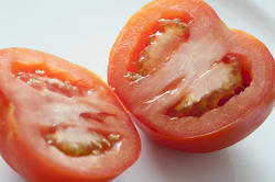 11781   Fresh tomato divided in half