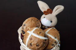 10565   Easter bunny with hot cross buns