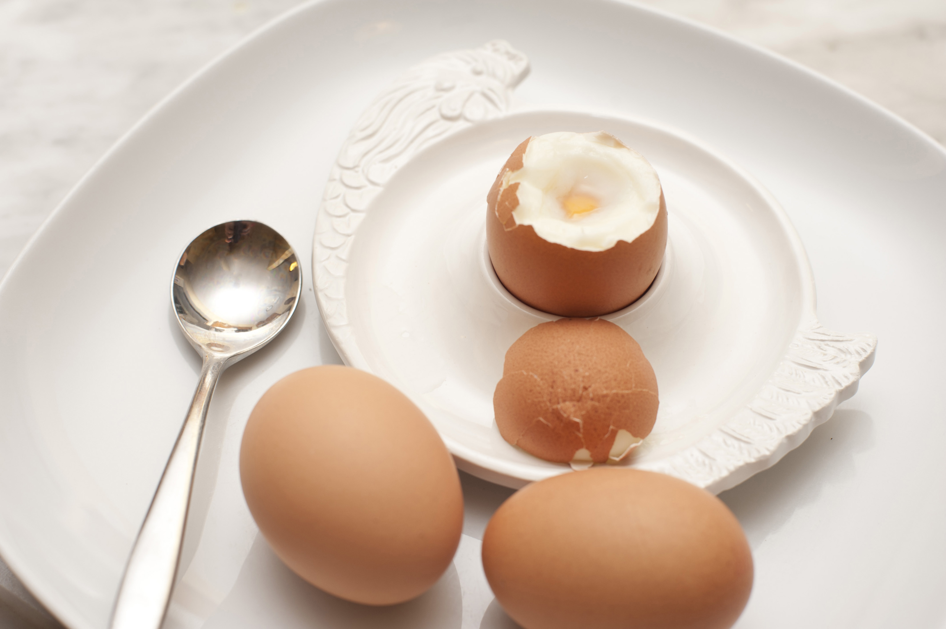 Можно есть яйца каждый день на завтрак. Вареные яйца с маслом. Яйца вкрутую. Яйца всмятку. Яйцо отварное с маслом подача.