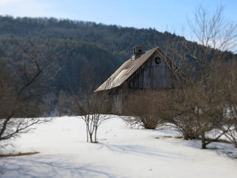 <p>A barn in rural VT in Winter, in focus.</p>
