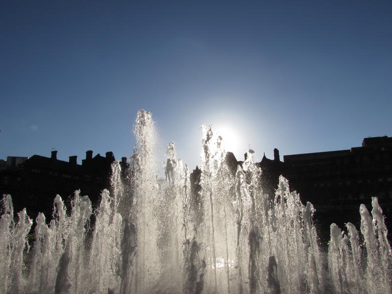 <p>Sun over the water fountain</p>
